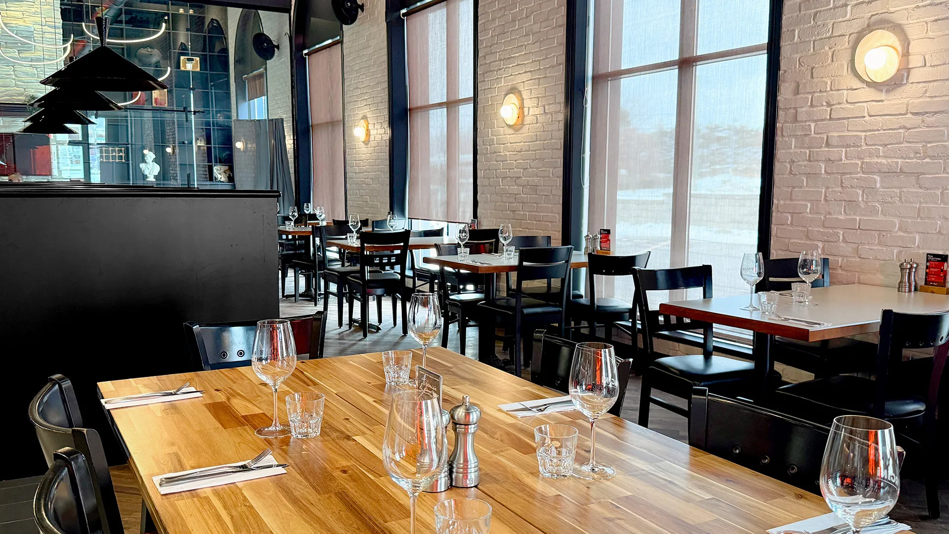 Salle à manger du restaurant PACINI avec tables et banquettes