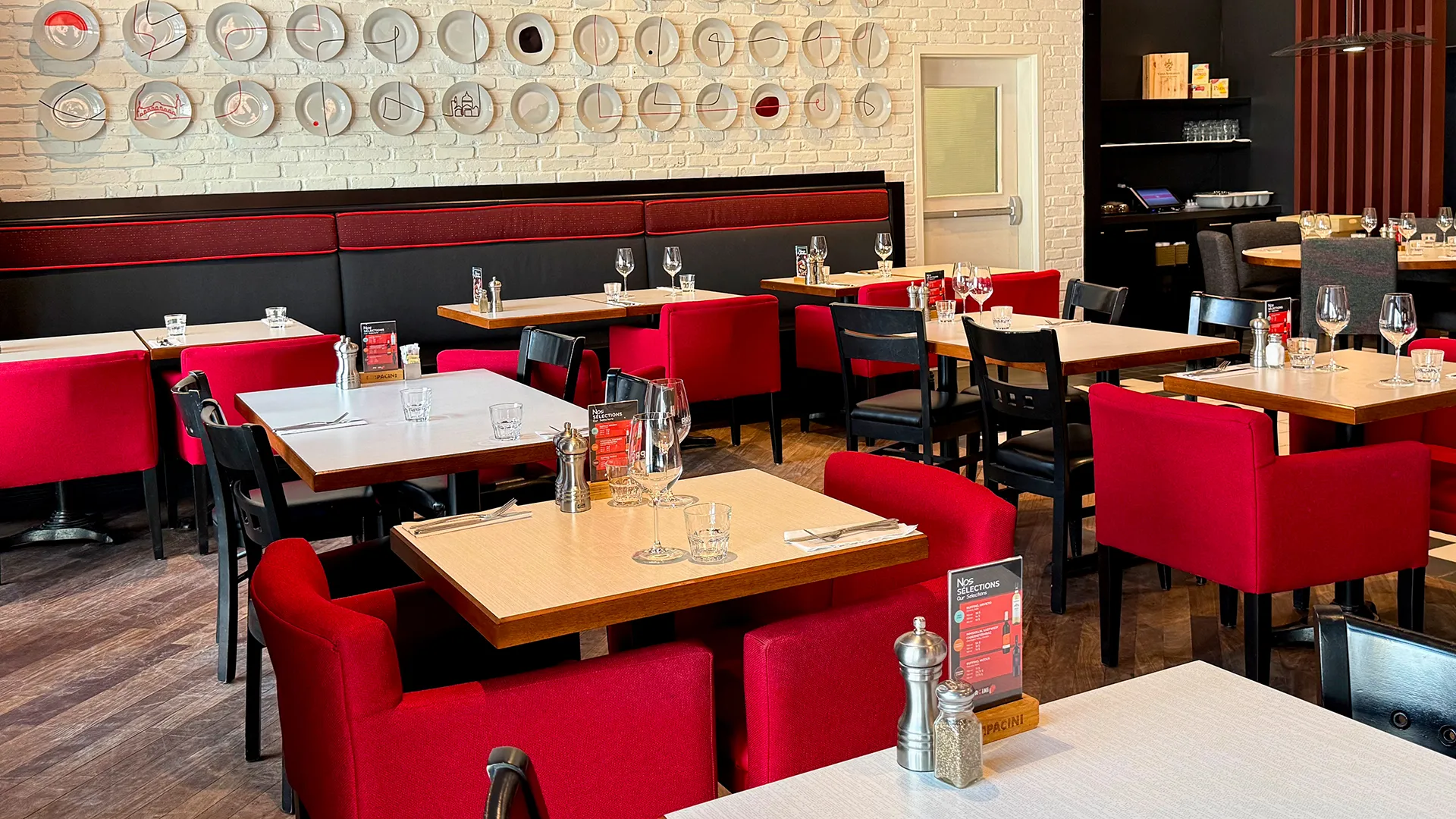 Intérieur de la salle à manger du restaurant PACINI