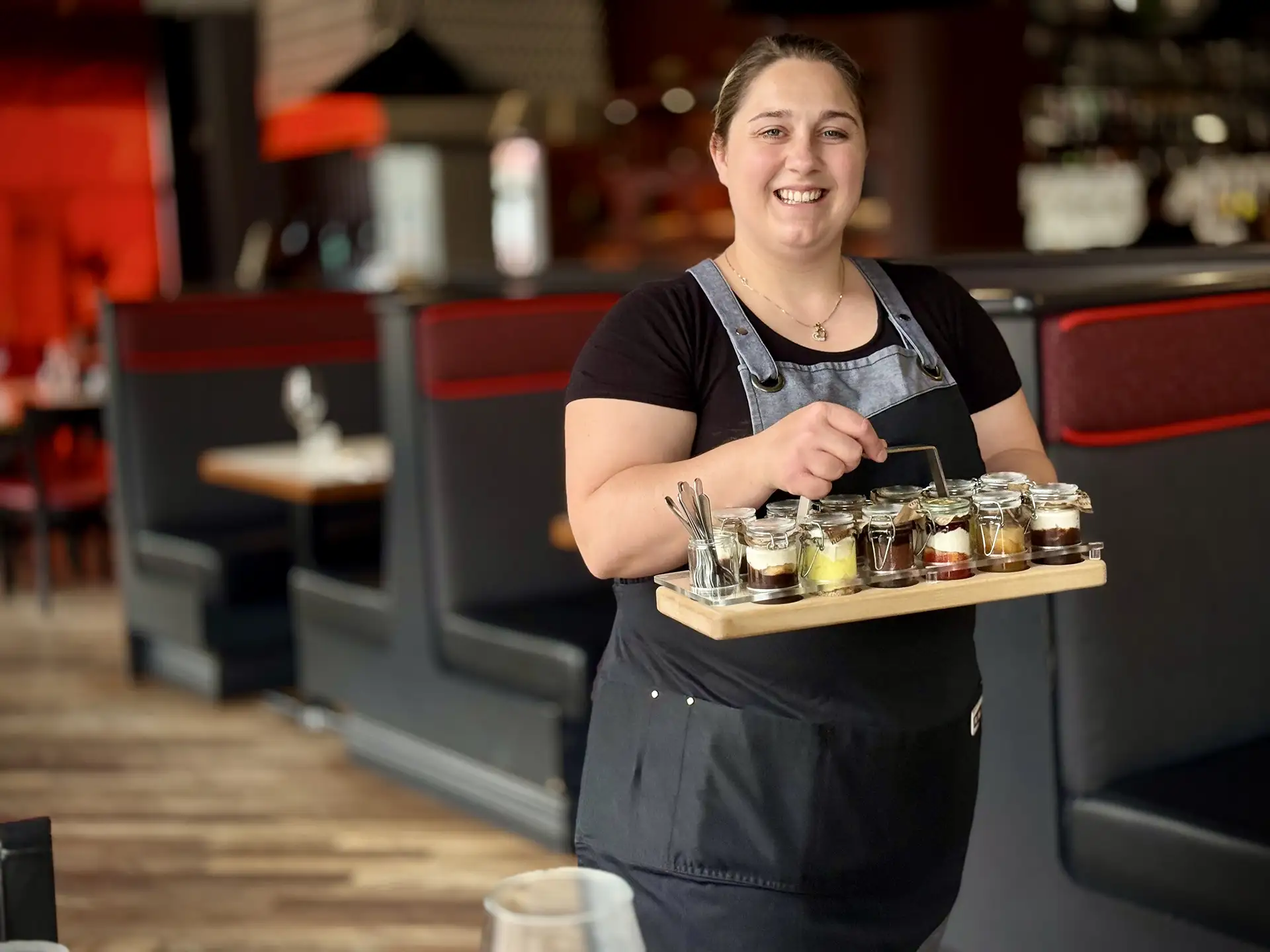 Employée PACINI servant des desserts dolci