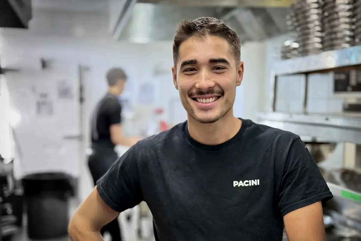 Chef PACINI préparant un plat en cuisine