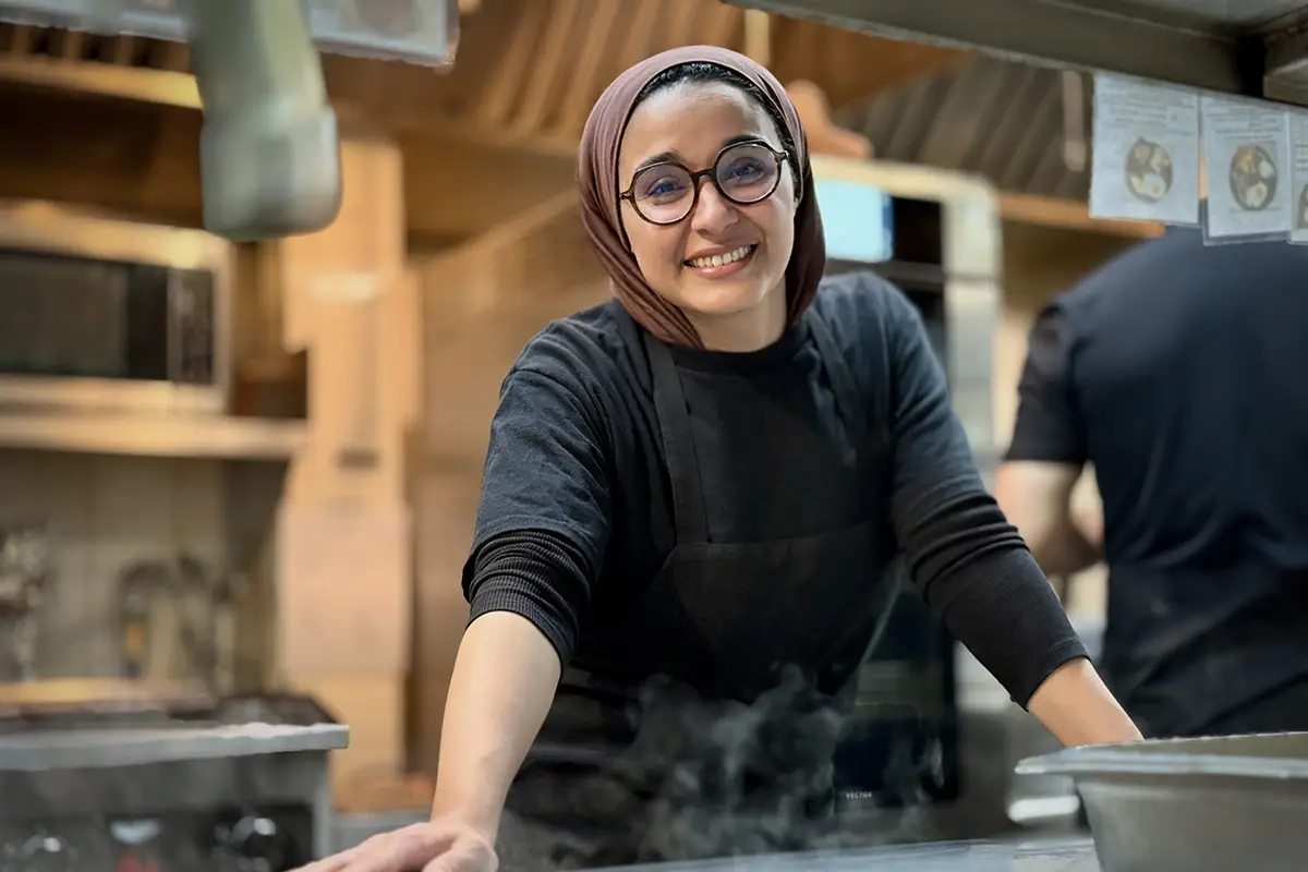 Employé PACINI préparant un plat en cuisine