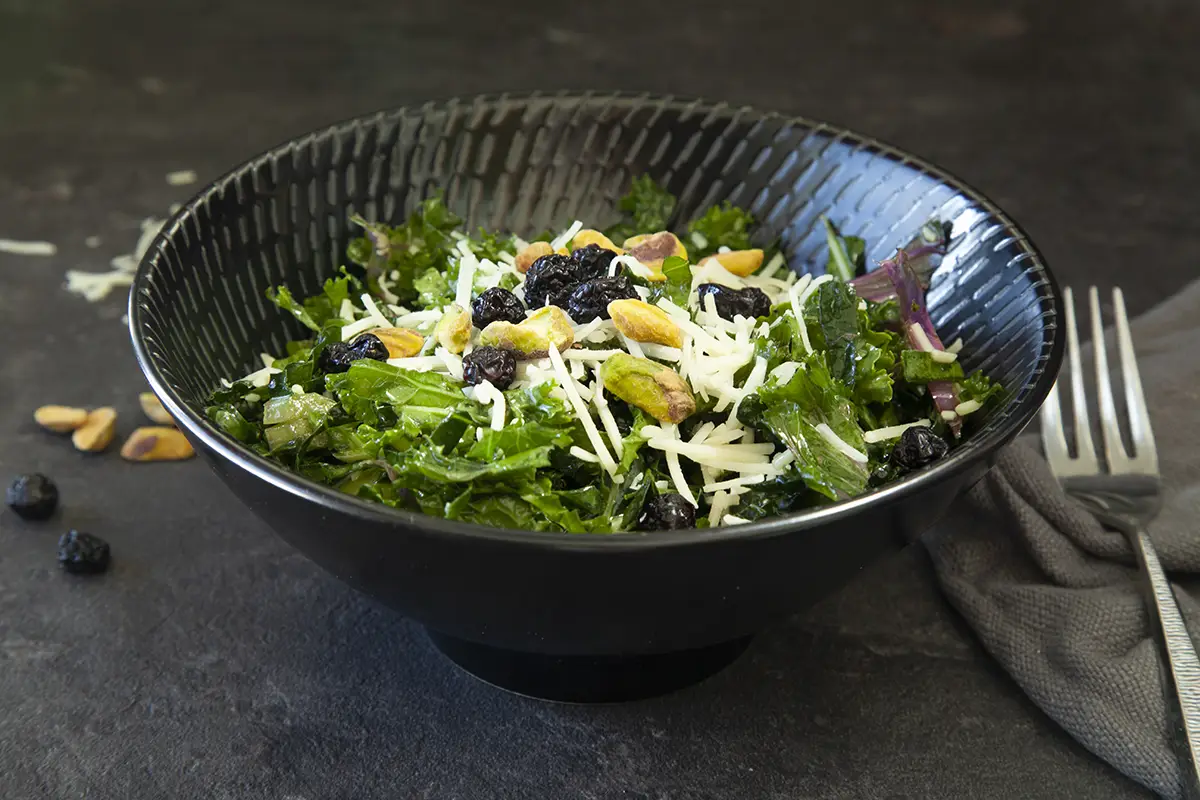 Salade de kale repas PACINI Salade de kale servie en repas chez PACINI